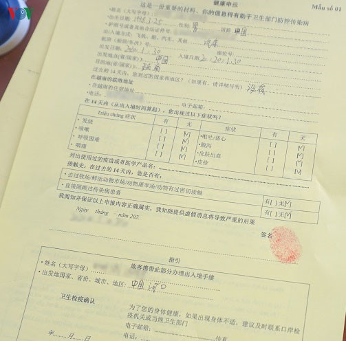 khai bao y te dien tu o cua khau lao cai "vuong" vi nhieu nguoi mu chu hinh 2