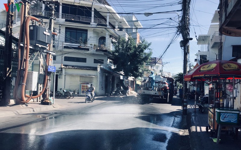 dich covid-19: binh thuan phun thuoc sat trung toan tp phan thiet hinh 2