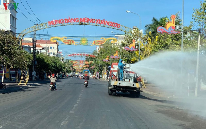 dich covid-19: binh thuan phun thuoc sat trung toan tp phan thiet hinh 1
