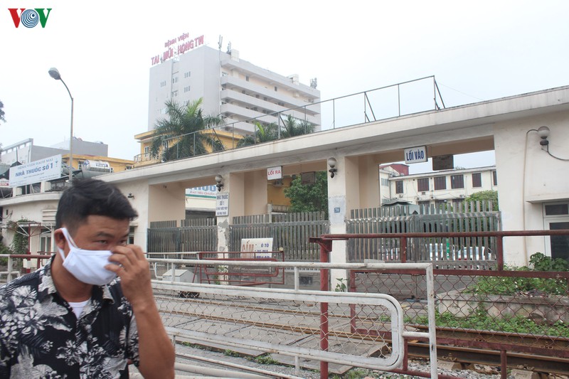 benh vien bach mai kiem soat nguoi ra vao, hang quan lan can dong cua hinh 7