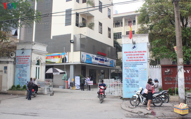benh vien bach mai kiem soat nguoi ra vao, hang quan lan can dong cua hinh 10