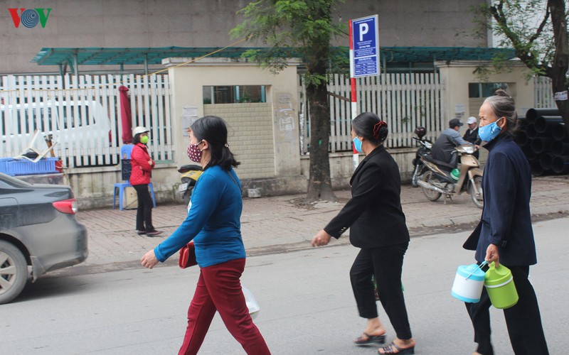 benh vien bach mai kiem soat nguoi ra vao, hang quan lan can dong cua hinh 19