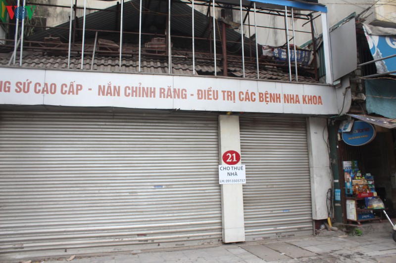 benh vien bach mai kiem soat nguoi ra vao, hang quan lan can dong cua hinh 13