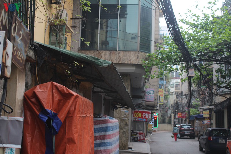 benh vien bach mai kiem soat nguoi ra vao, hang quan lan can dong cua hinh 15
