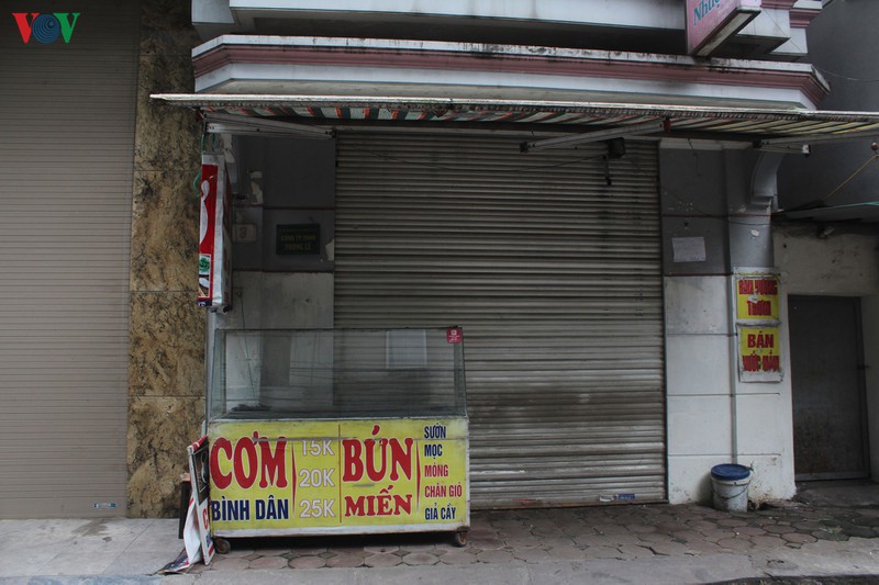 benh vien bach mai kiem soat nguoi ra vao, hang quan lan can dong cua hinh 16