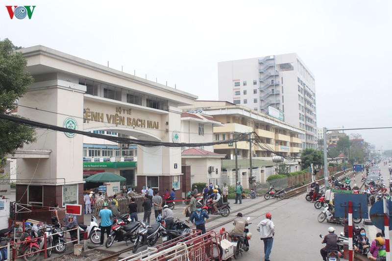 benh vien bach mai kiem soat nguoi ra vao, hang quan lan can dong cua hinh 1