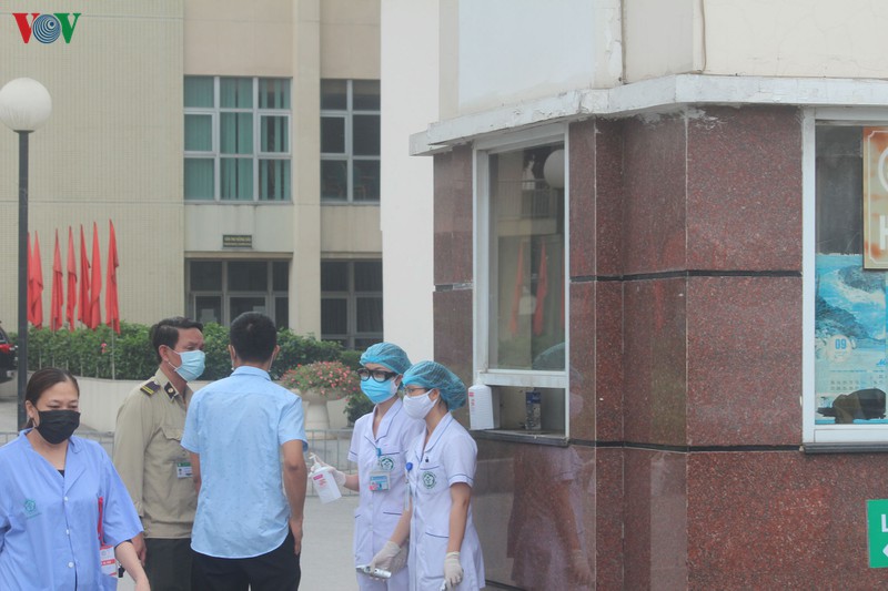 benh vien bach mai kiem soat nguoi ra vao, hang quan lan can dong cua hinh 4