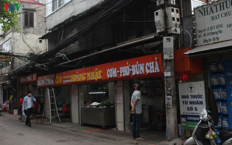 benh vien bach mai kiem soat nguoi ra vao, hang quan lan can dong cua hinh 17