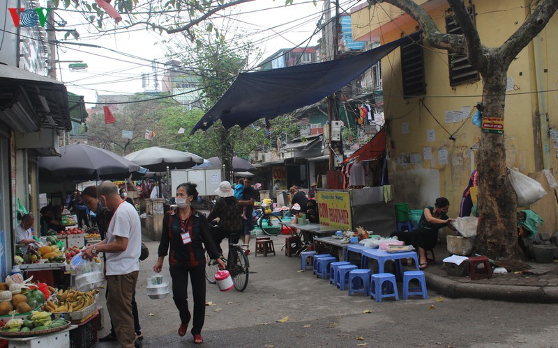 benh vien bach mai kiem soat nguoi ra vao, hang quan lan can dong cua hinh 18