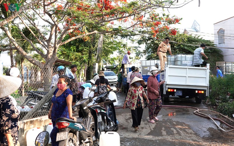 tien giang-ben tre: 20.000 m3 nuoc ngot cap mien phi cho vung han man hinh 1