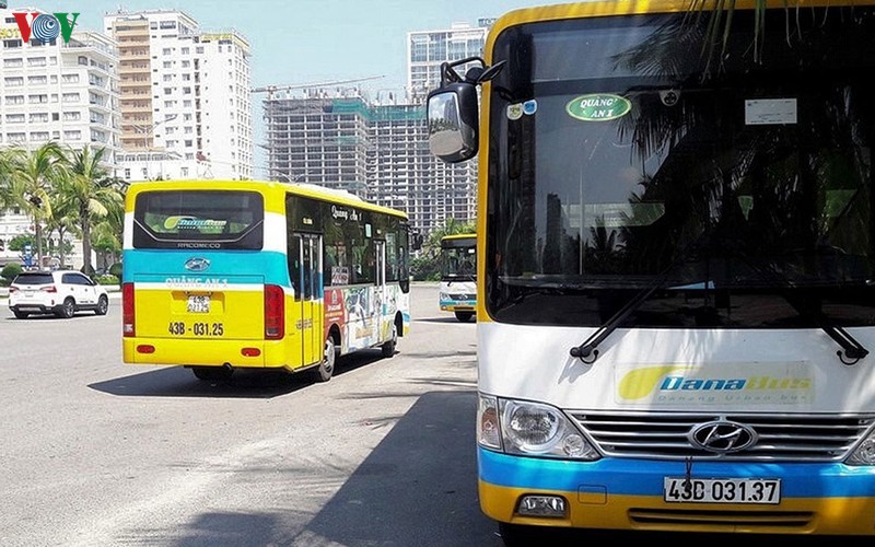 dinh chi 15 ngay voi lai xe va nhan vien xe bus o da nang duoi khach giua duong hinh 1