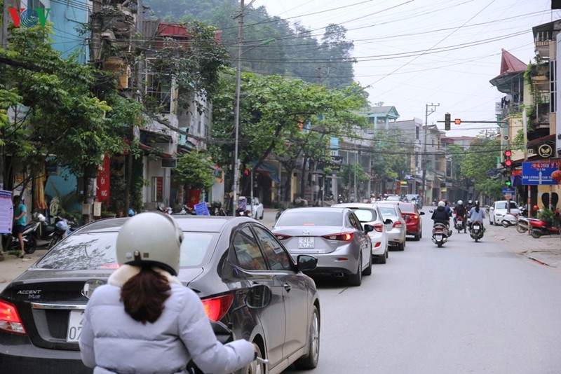 sau mot tuan cach ly xa hoi, nguoi dan tp yen bai co dau hieu chu quan hinh 9