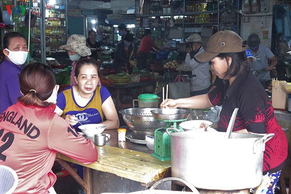 cho o quang ngai nhieu nguoi khong deo khau trang, dung gan nhau hinh 2