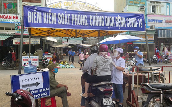cho o quang ngai nhieu nguoi khong deo khau trang, dung gan nhau hinh 4