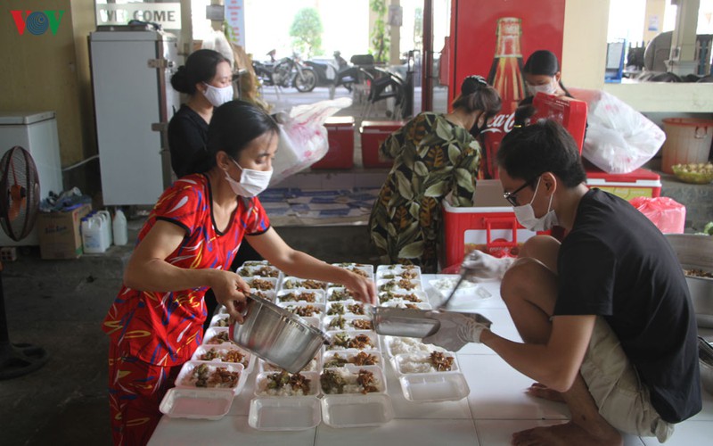 một gia đình ở sóc trăng phát hàng trăm suất cơm miễn phí mỗi ngày cho người nghèo hình 1 mot gia dinh o soc trang phat hang tram suat com mien phi moi ngay cho nguoi ngheo hinh 1