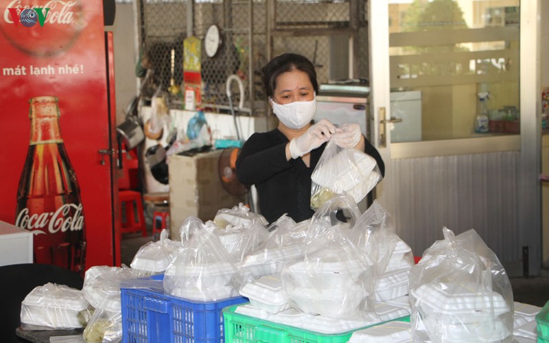 một gia đình ở sóc trăng phát hàng trăm suất cơm miễn phí mỗi ngày cho người nghèo hình 2 mot gia dinh o soc trang phat hang tram suat com mien phi moi ngay cho nguoi ngheo hinh 2
