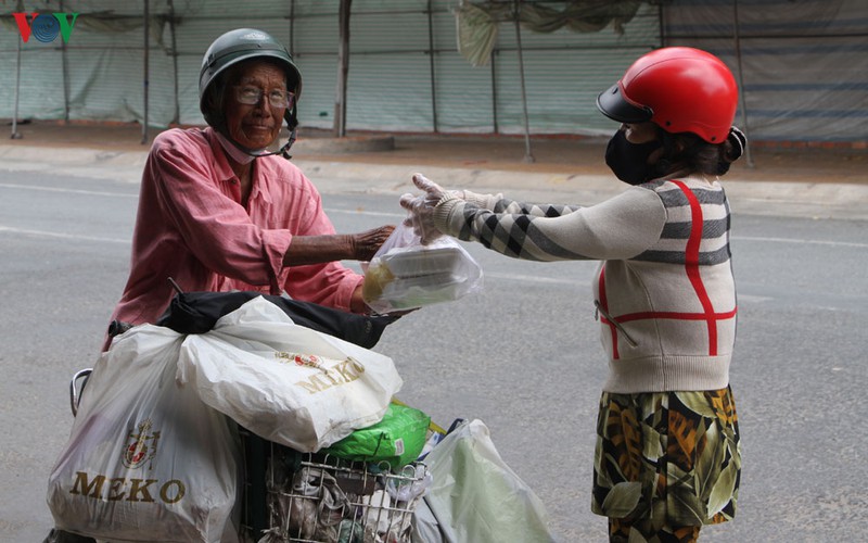 một gia đình ở sóc trăng phát hàng trăm suất cơm miễn phí mỗi ngày cho người nghèo hình 3 mot gia dinh o soc trang phat hang tram suat com mien phi moi ngay cho nguoi ngheo hinh 3