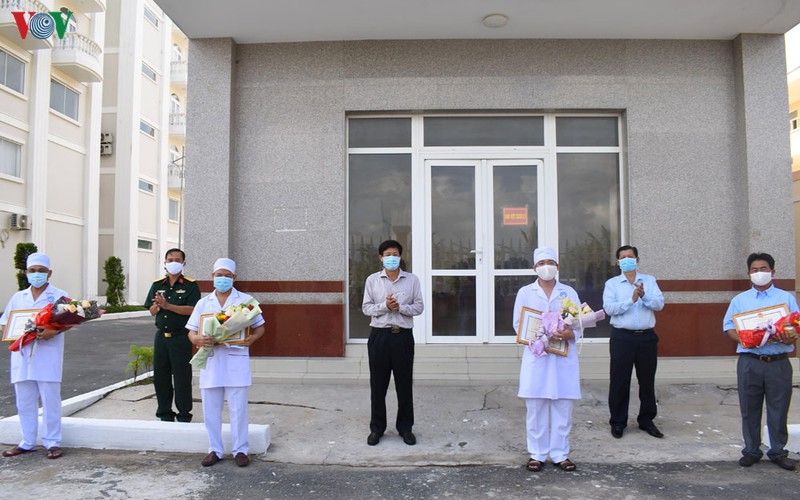 can tho: y, bac si dieu tri covid-19 nhan chung nhan hoan thanh cach ly  hinh 2