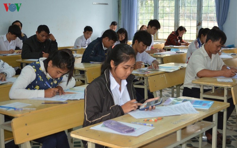 gia lai: hoc sinh lop 9 va 12 di hoc tro lai tu 23/4 hinh 1