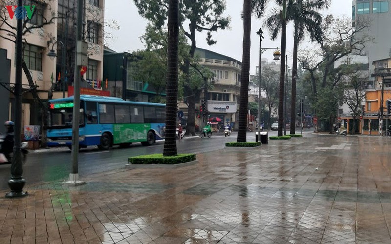 xe buyt ha noi hoat dong tro lai, khong cho qua 20 nguoi hinh 1