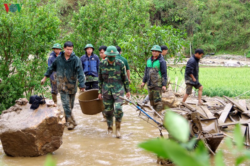ảnh: dầm bùn, đội mưa nỗ lực hỗ trợ người dân khắc phục hậu quả thiên tai hình 8 anh: dam bun, doi mua no luc ho tro nguoi dan khac phuc hau qua thien tai hinh 8