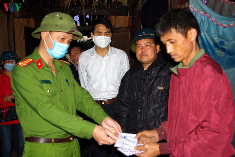 ảnh: dầm bùn, đội mưa nỗ lực hỗ trợ người dân khắc phục hậu quả thiên tai hình 11 anh: dam bun, doi mua no luc ho tro nguoi dan khac phuc hau qua thien tai hinh 11