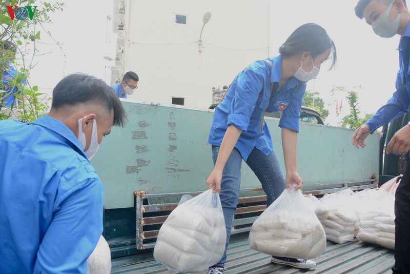"trieu bua com" den voi nguoi ngheo da nang hinh 2