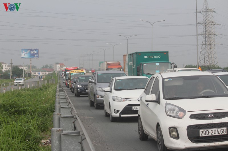 anh: cao toc phap van -cau ghe un u, dong nguoi nuom nuop ve thu do hinh 13