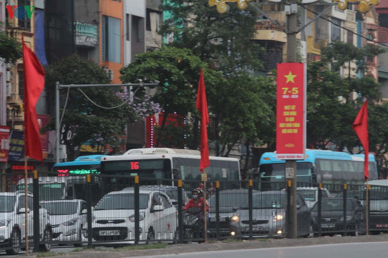anh: cao toc phap van -cau ghe un u, dong nguoi nuom nuop ve thu do hinh 2