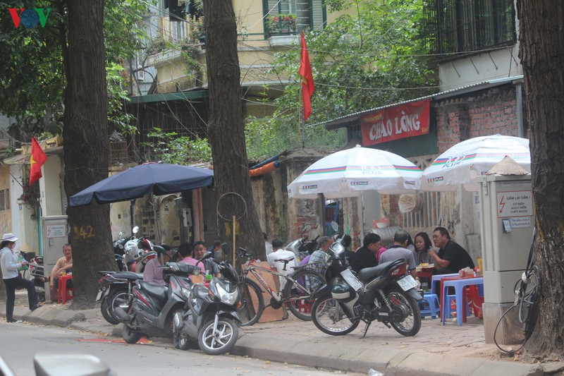 anh: hang quan, o to dua nhau lan chiem via he o ha noi hinh 11