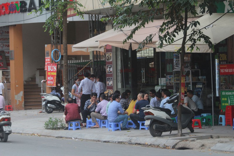 anh: hang quan, o to dua nhau lan chiem via he o ha noi hinh 12