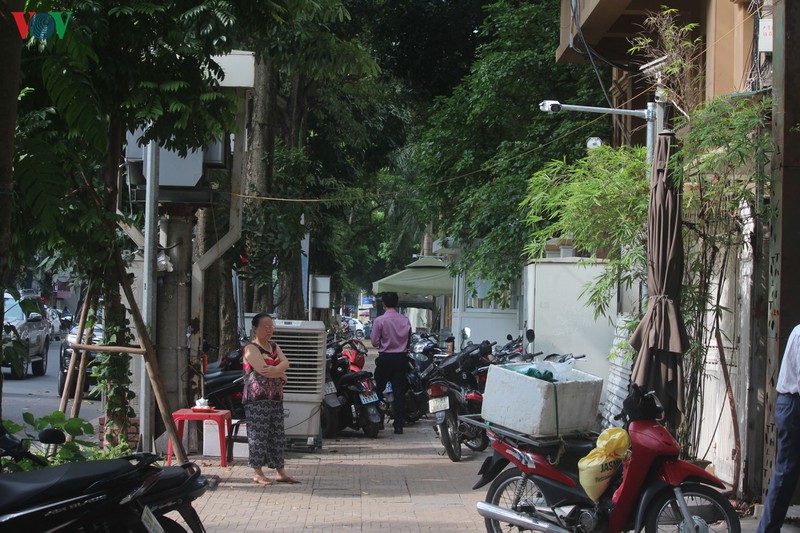 anh: hang quan, o to dua nhau lan chiem via he o ha noi hinh 13