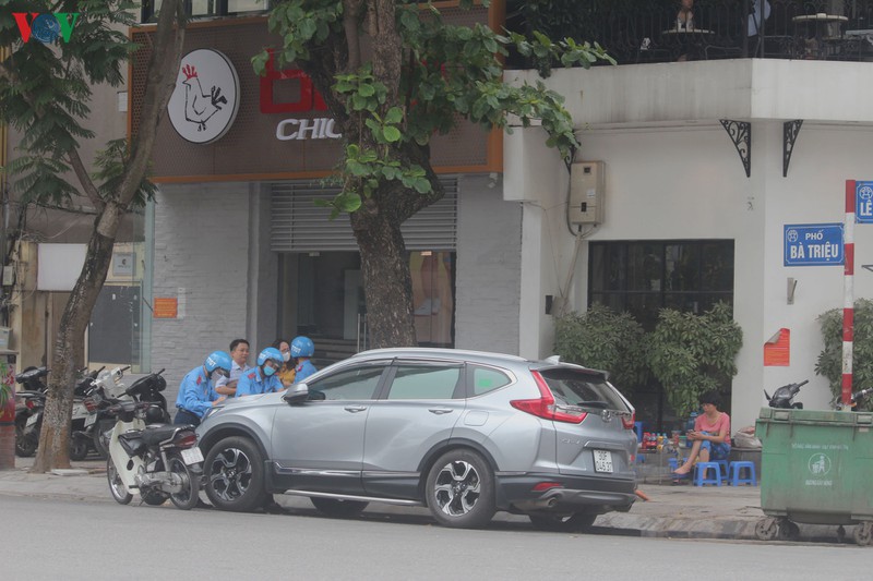 anh: hang quan, o to dua nhau lan chiem via he o ha noi hinh 17