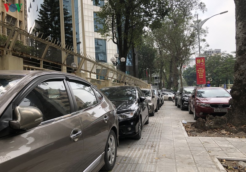 anh: hang quan, o to dua nhau lan chiem via he o ha noi hinh 16