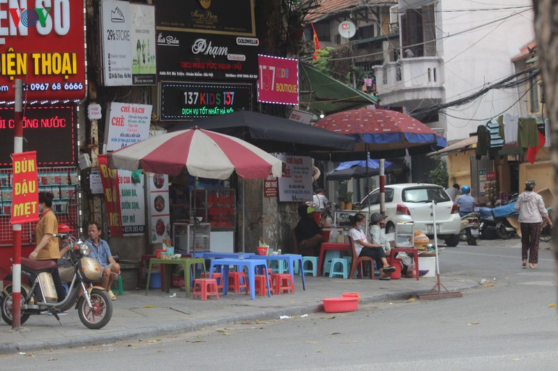 anh: hang quan, o to dua nhau lan chiem via he o ha noi hinh 3