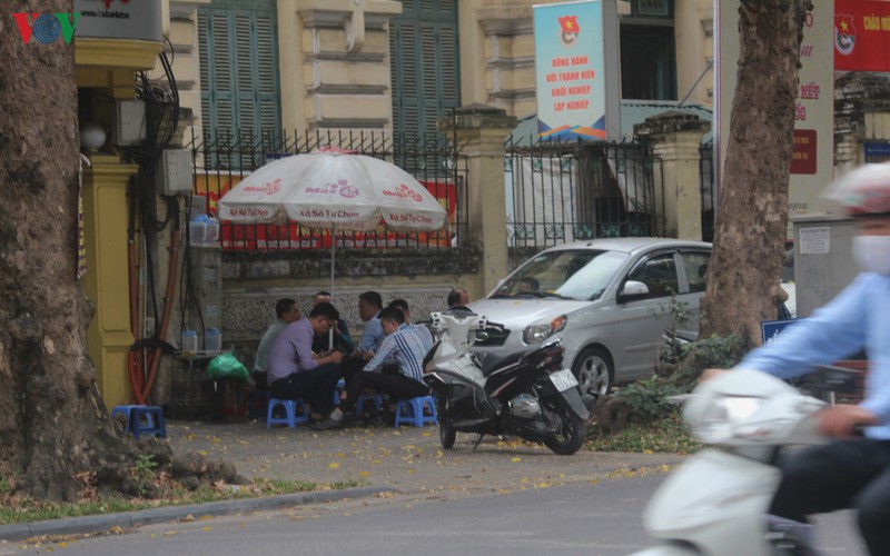 anh: hang quan, o to dua nhau lan chiem via he o ha noi hinh 6