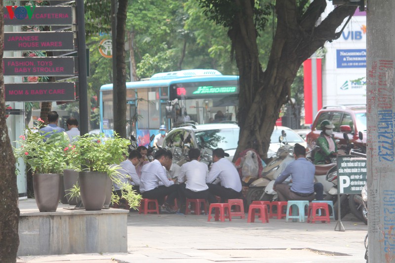 anh: hang quan, o to dua nhau lan chiem via he o ha noi hinh 7