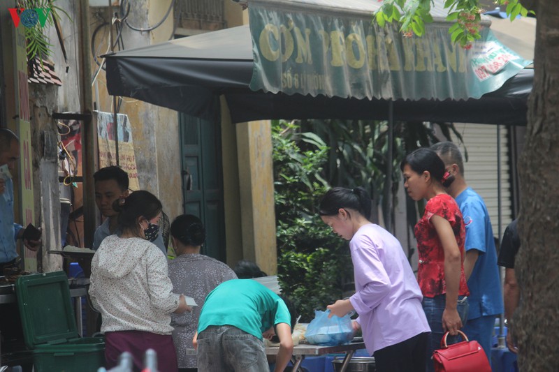 anh: hang quan, o to dua nhau lan chiem via he o ha noi hinh 8