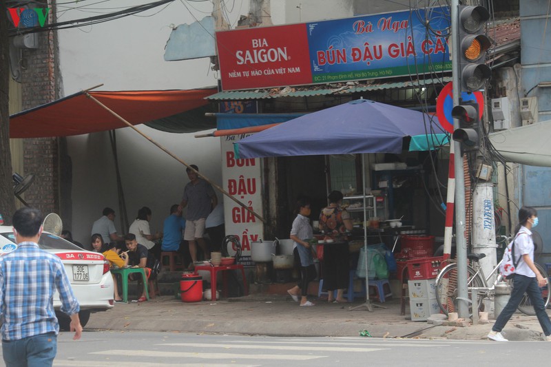anh: hang quan, o to dua nhau lan chiem via he o ha noi hinh 10