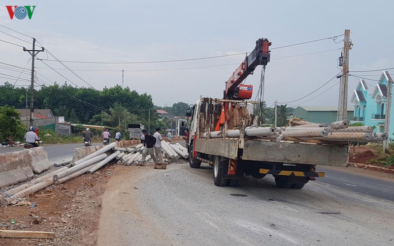 binh phuoc: lat xe container, gan 100 tru dien vang ra giua duong   hinh 1