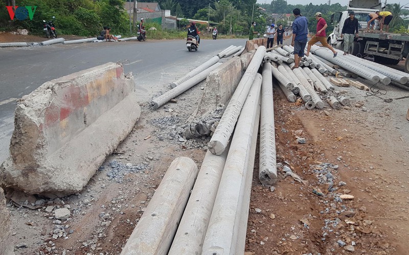 binh phuoc: lat xe container, gan 100 tru dien vang ra giua duong   hinh 2