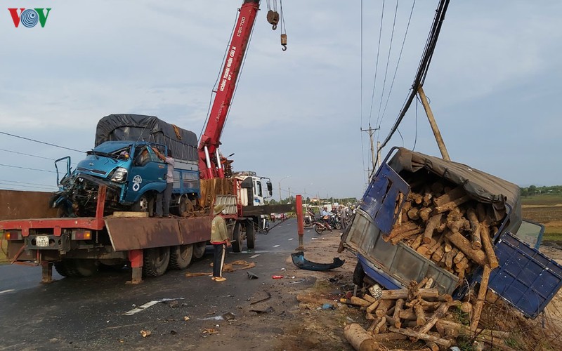 hai o to va cham tren quoc lo 55, mot phu nu mat ket chet trong ca bin hinh 1