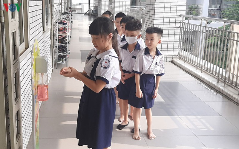 tang thiet bi rua tay sat khuan cho 10.000 lop tieu hoc hinh 1