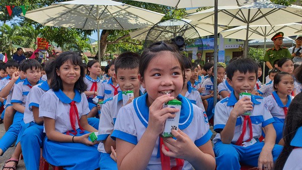pho chu tich nuoc dang thi ngoc thinh chung vui voi thieu nhi vung cao quang nam hinh 1