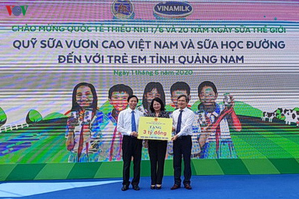 pho chu tich nuoc dang thi ngoc thinh chung vui voi thieu nhi vung cao quang nam hinh 2