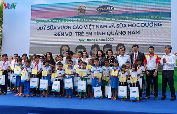 pho chu tich nuoc dang thi ngoc thinh chung vui voi thieu nhi vung cao quang nam hinh 3