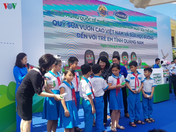 pho chu tich nuoc dang thi ngoc thinh chung vui voi thieu nhi vung cao quang nam hinh 4