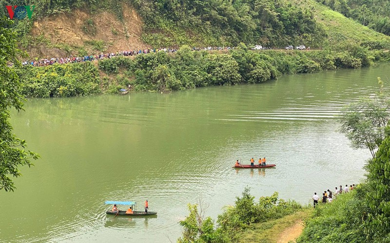 choi dem tren song chay bi lat thuyen, 3 nguoi o lao cai gap nan hinh 1