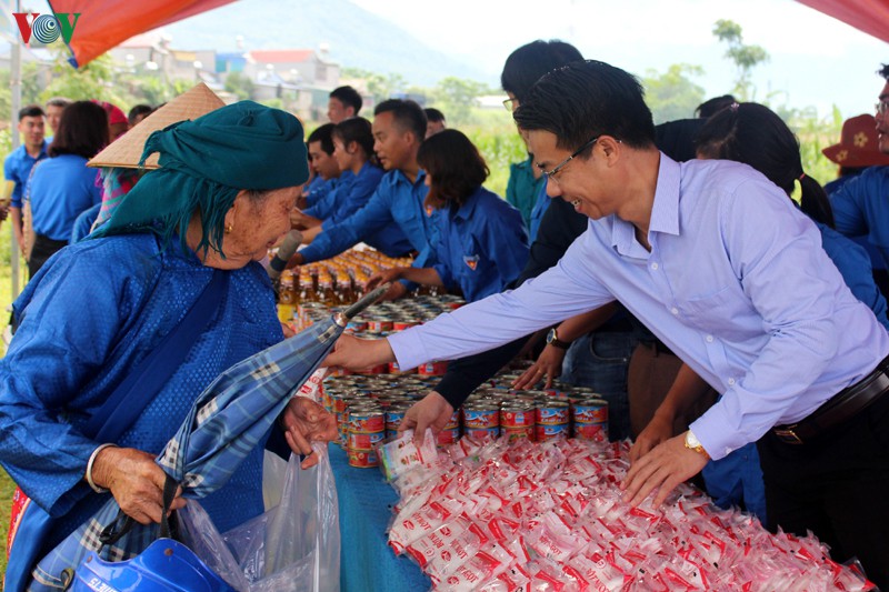 lan toa tinh yeu thuong toi ban lang vung sau, vung xa o lai chau hinh 12