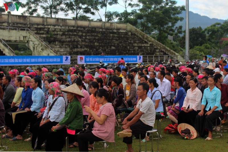 lan toa tinh yeu thuong toi ban lang vung sau, vung xa o lai chau hinh 13